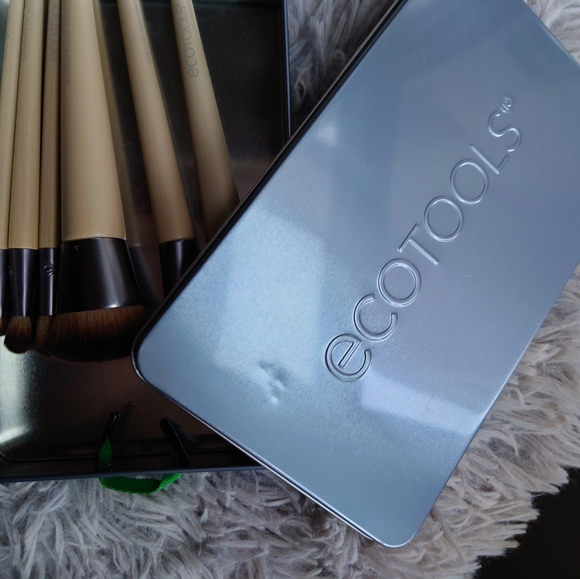 EcoTools 6 makeup brushes with tin box - Picture 4 of 7